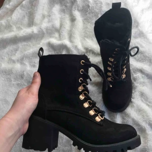  - Varm och skön sko med fordring inuti Köpta för 800, priset går att förhandla Säljes p.g.a för stora