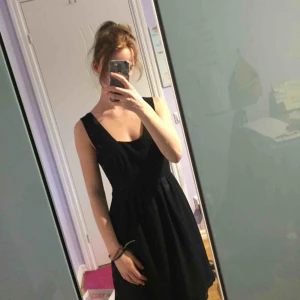  - Svart enkel klänning. Perfekt för lite finare tillställningar. Knappast använd. Köpare står för frakt :)