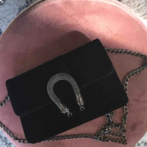  - Väska från Gina tricot. 