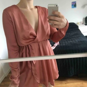  - Klänning från Nelly i storlek 36. Sömmen vid armhålan håller på att gå upp, därav billigt pris. Detta är inget man lägger märket till och går enkelt att åtgärda med lite nål och tråd. Möts upp i Uppsala, annars står köparen för frakten som går på 39kr:) 