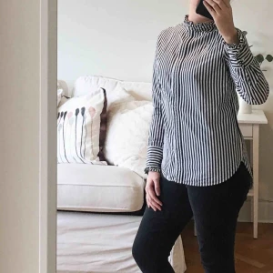  - Grey/White Blouse! Rarely worn  Good condition  Pick up or shipping (shipping cost 59kr extra)