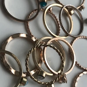 Guldiga Ringar - Säljer 14st guldiga ringar, skitsnygga men passar inte mig tyvärr💓 Dom flesta är helt oanvända!🤩 Frakt 11kr