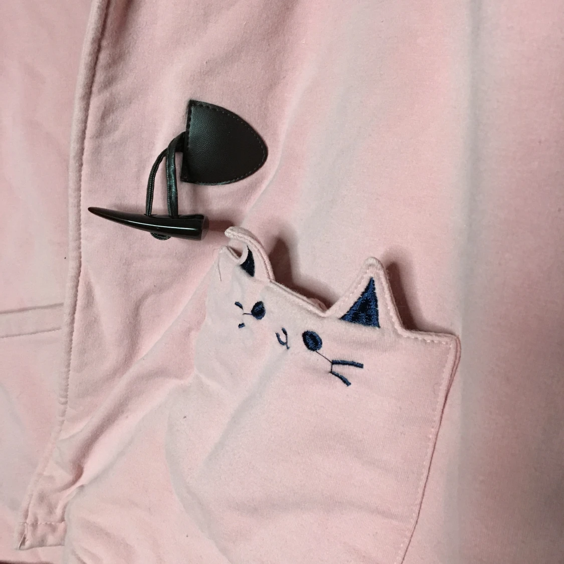 Söt rosa jacka med katt-detaljer. Strl: Xs - 90