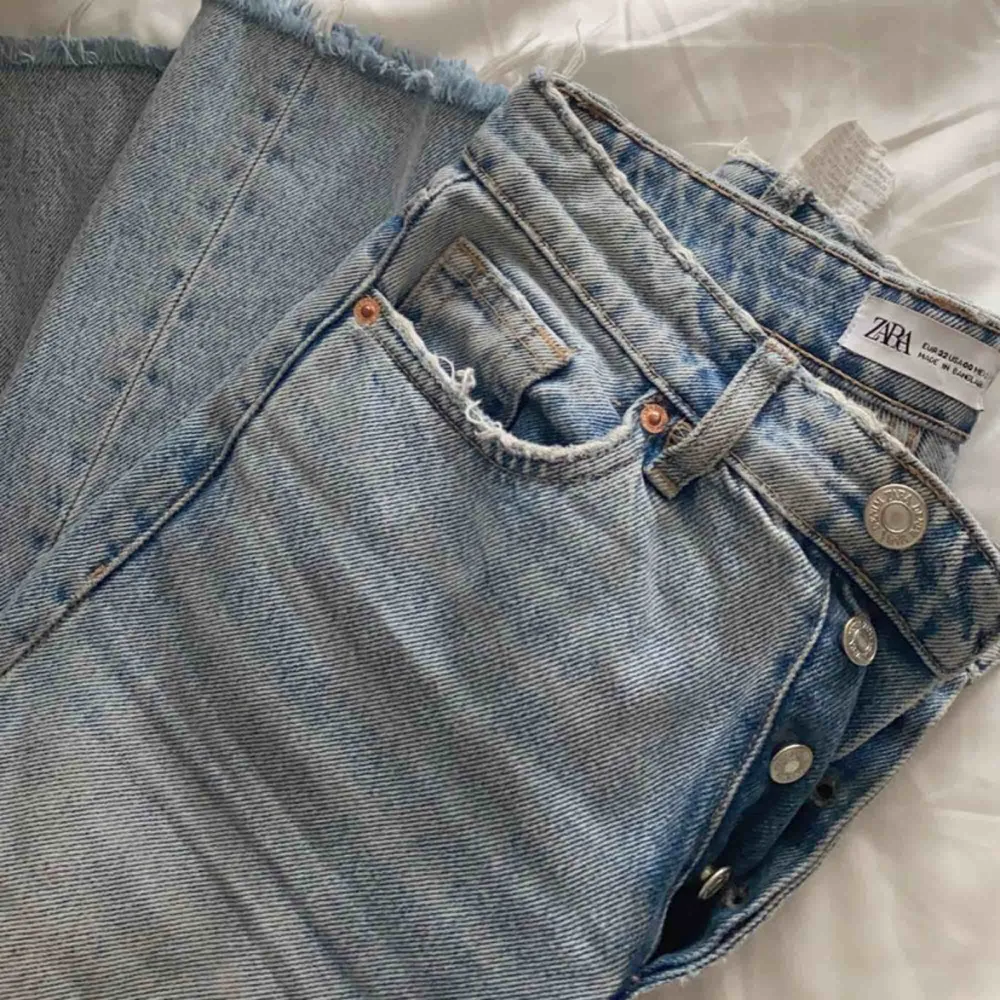 Slutsålda Trendiga Jeans från Zara! med slitna hål på knäna, super fina. Säljer då de var för små för mig, är vanligt vis en 36/38 så de går tyvärr inte på mig. Superfina, bra pris! Nypris 600 Hör av er! <3. Jeans & Byxor.