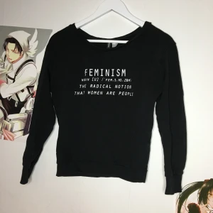 Svart feminism tröja. Strl: xs - Svart mysig tröja med feminism tryck på! Mjuk o skön innuti mmmm //// Skriv gärna om du vill ha mer bilder/bilder med plagget på - hade inte möjligheten att ta bild med alla plagg på :) TVÄTTAS EFTER BILD TAGEN kramiskrambjörn på dig