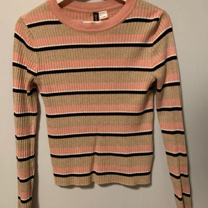 Randig långärmad tröja  - En använd H&M tröja, den ser ut att vara i nytt skick andvänd 5-6 gånger. Säljer pga. att jag inte använder den. Har ni några frågor är det bara att fråga. Frakt +15kr