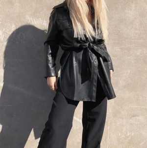 Mango Jacka läderimitation Stl XS - Jacka med knytskärp i läderimitation från Mango. Endast provat, aldrig använd. Stl XS. OBS!!! Första bilden är inte min egna utan är tagen från internet för att visa hur jackan ser ut på.