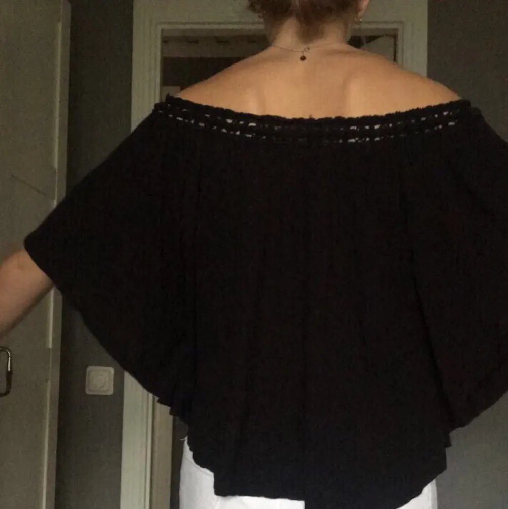 Svart mjuk blus från Gina med öppna armar som går att ha on-/offshoulder, välj själv🦋                               79kr +frakt. Blusar.