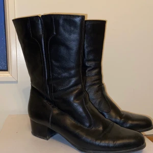 Skor - Ett par höga skor med en liten klack! Köpta på second hand!