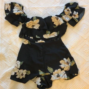 Fashionnova byxdress - Använd 1 gång säljer pga den är för liten! (Inte klänning, i sydda ”shorts”)