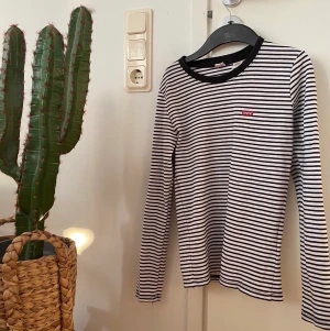 Levi’s långärmad topp strl XS - En långärmad topp från Levi’s, inköpt sommaren 2019. I fint skick! Strl XS