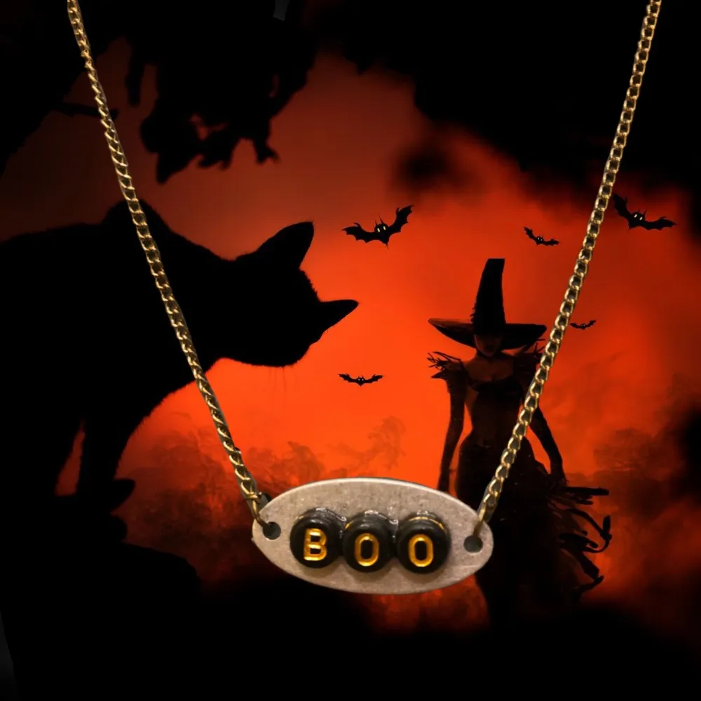 Halloween halsband-Boo, skylten är ca 2-3cm ⚠️Finns endast en⚠️❗️Fri Frakt❗️ 🔔Vänligen meddela bara om du har funderingar eller om du har bestämt dig för att köpa🔔. Accessoarer.