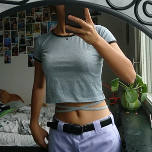 Crop top med snörning - Crop top med snören man knyter runt midjan. Det står ingen storlek men skulle säga XS-S. Köparen står för eventuellt frakt! 💓