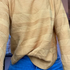 Gul tröja Stl M - Gul stickad tröja i Stl M från Only. Sista bilderna ger mer rättvisa för färgen. 