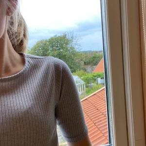 Grå ribbad klänning - Klänning som jag köpte för några år sedan från Lager 157 🤍 knappt använd då jag inte tycker att jag passar i tajta klänningar 🤍