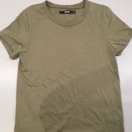 Militär grön t-shirt. I stolek xs från bikbok (Samma modell som den rosa). T-shirts.