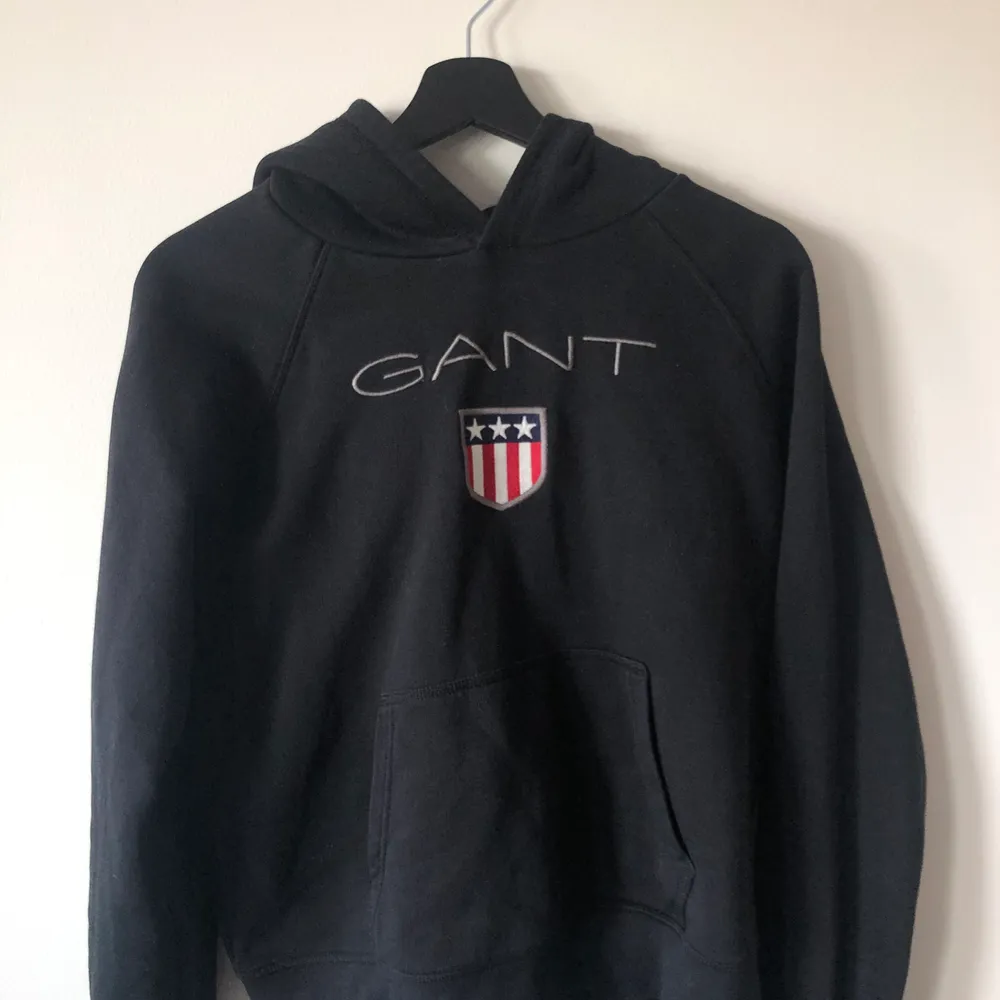 En svart gant hoodie som är köpt på kidsbrandstore för 799kr. Passar både tjejer och killar. Helt oanvänd. Köparen står för frakten💕. Hoodies.