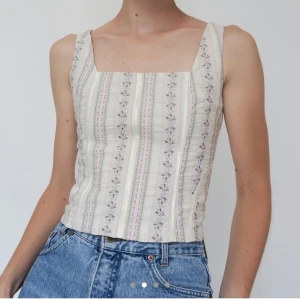 Korsett - Bild lånad från hon jag köpte av, då korseten är för står för mig och visar sig inte smickrande. Storlek M men skulle även kunna passa en s eftersom snören finns där bak. Otroligt vacker🥺 Önskar ngn mer bild eller frågor skriv. Köpt på depop