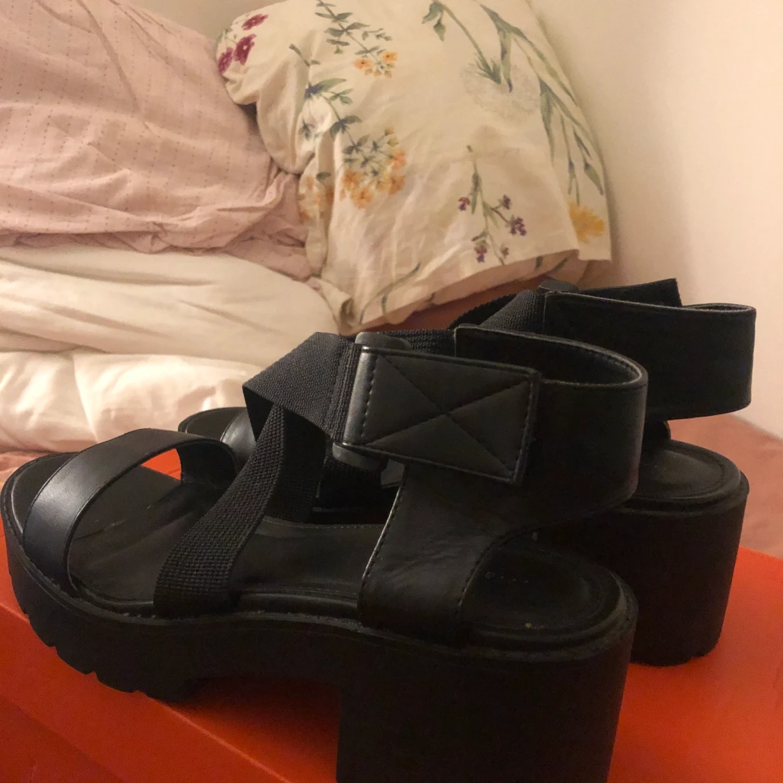 Svarta skor i storlek 39