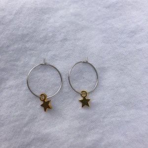 Örhängen  - Örhängen gjorda med silverringar och guldstjärneberlocker 💛 Totala längd: 3 cm  Pris: 49 kr  Frakt: 11 kr  Kontakta mig vid intresse!  Bör ej komma i kontakt med vatten!  