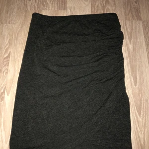 Grå kjol - Grå kjol från Bikbok med scrunch-detalj på ena sidan. Mycket fint skick! Strl M.