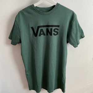 Vans t-shirt - mörkgrön t-shirt från Vans i Medium