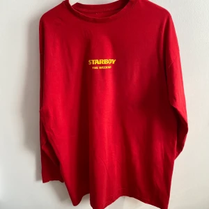the weeknd merch XL - jättecool tröja, the weeknds starboy-merch i strl. XL, passar bra som oversized för mig som är strl. M!