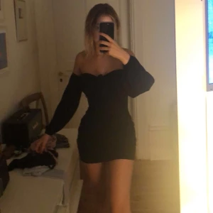 Klänning - En svarklänning köpt från bikbok i vintras men har inte haft använt den nästan. I bra skick🥰