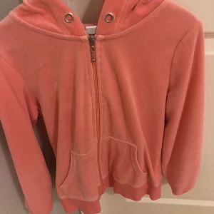 Cubus mjukiströja - Säljer denna sköna mjukiströja från Cubus. Strl xs. Köparen står för frakten 