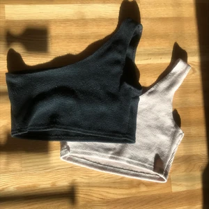 cropped one shoulder top - Säljer dessa två stickade one shoulder toppar då de var för små för mig. 1 för 100kr 2 för 150kr! Aldrig använda. Båda är i storlek M och är stretchigt material. Kan mötas i stockholm eller frakta (22kr)