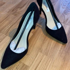 NLYshoes Pumps - Snygga Svarta pumps i storlek 37 från nellys egna märke NLYshoes. I nyskick, aldrig använt då dem är för små. Klacken är ca 7 cm. Nypris 299 kr