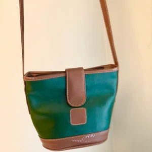 Grön och brun handväska - Skitfin och lite vintage handväska inköpt på second hand, använd ytterst få gånger!