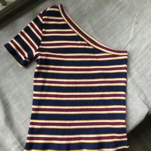 One shoulder tröja - Helt ny och oanvänd jättefin one shoulder tröja från Monki. Lapparna kvar. Den har bara legat i garderoben så lika bra att den får ett nytt hem😋Storlek S. 