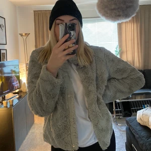 Fluffig jacka  - Fluffig jacka från Vero Moda i stl M men passar även för den som har S 