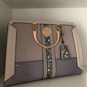 F I N A  V Ä S K O R - Två super fina väskor, 750 + frakt för båda, svarta kostar 350 och färglagda 500 med frakt 🤍🤍