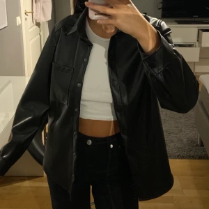 Skinnskjorta  - Populär skinnskjorta som jag knappt använder längre💕 den är stor i storleken och oversized, sitter oversized på mig som är en S
