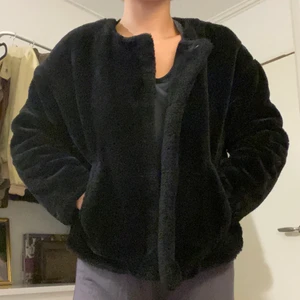 Faux fur fr Zara - Svart faux fur med knappar från Zara! Köpt second hand. Väldigt fin men kommer tyvärr aldrig till användning 