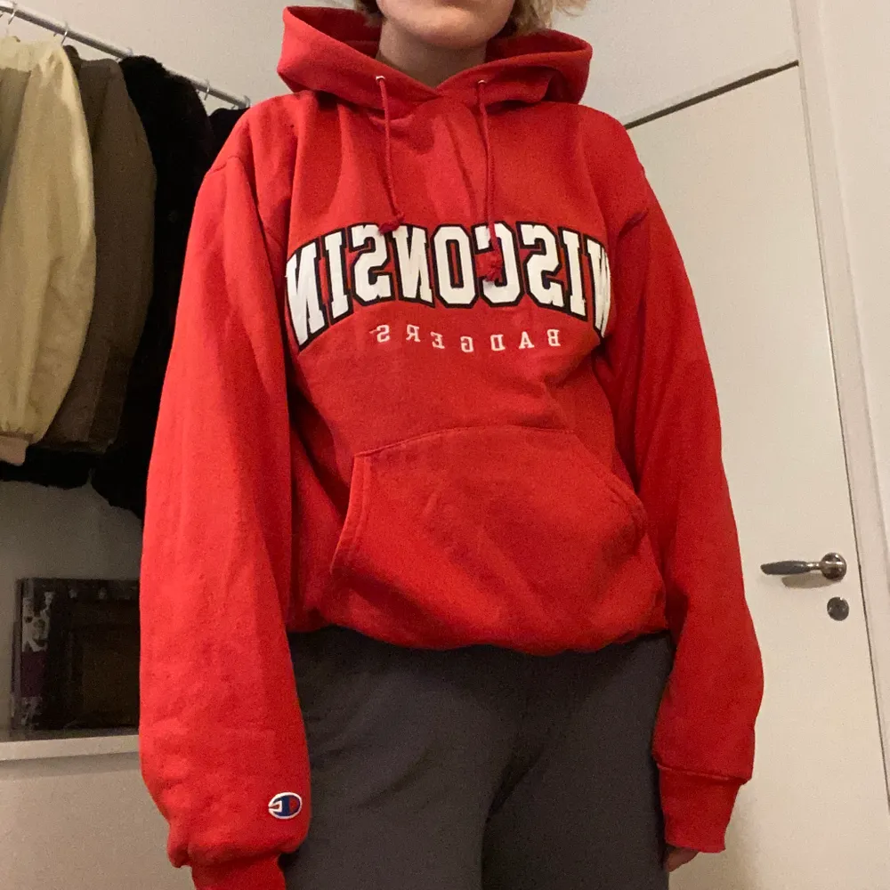 Röd vintage hoodie från Champion!! D står ”Wisconsin” på. Köpt second hand. Hoodies.