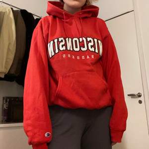 Röd vintage hoodie från Champion!! D står ”Wisconsin” på. Köpt second hand