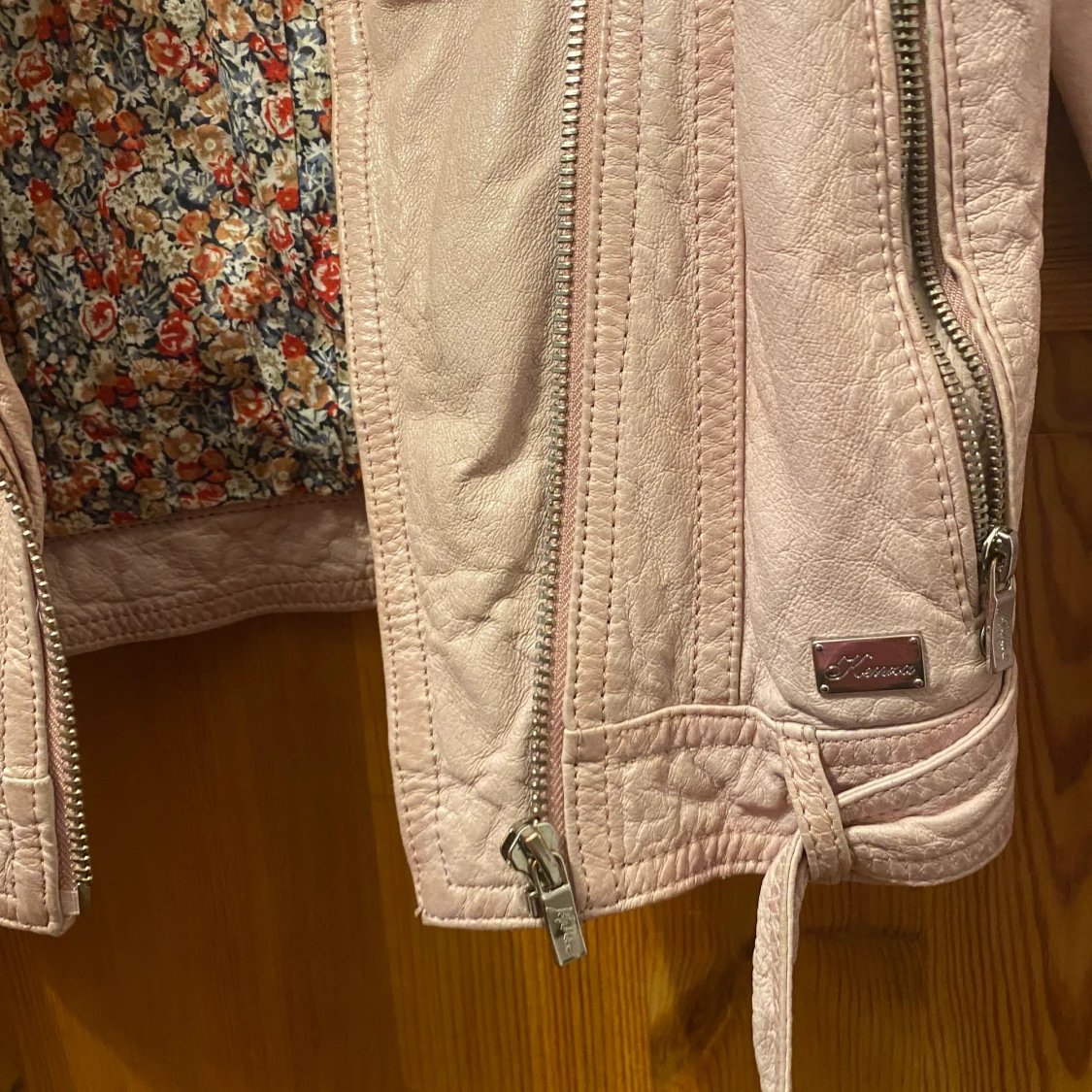 Rosa skinnjacka från jofama  - 90