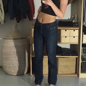 Lågmidjade jeans - Säljer dessa mellan/låg midjade jeansen från Filippa K. Passar ungefär W25. Jag är 168cm och de går ner till hälarna på mig.