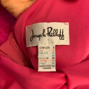 Josef ridkoff klänning - Rosa figursydd klänning i storlek xs med dragkedja som kan öppnas både nerifrån och upp och uppifrån och ned 