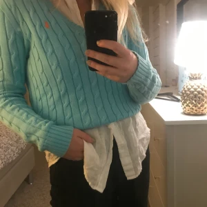 Polo Ralph Lauren tröja - Hej, säljer denna fina stickade från Polo i storlek M, den är använd men i bra skick, köpt på Polo Ralph Lauren i London!