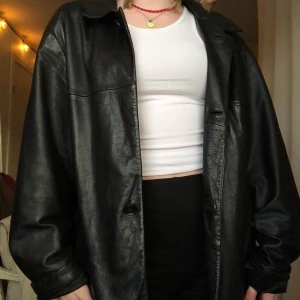 Skinnjacka - Säljer min favoritjacka. Köpte på plick för 1 år sedan. Saknas två knappar men den funkar perfekt utan. 