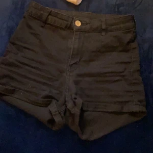 Svarta jeansshorts ganska hög i midjan - Svarta jeansshorts från HM 🥰 
