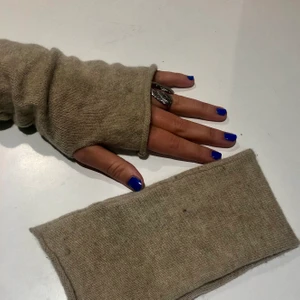 Lisa Yang armvärmare - Intressekoll på mina cashmere armvärmare från Lisa Yang! Köpta för 600kr på Mathilde. De är beiga och i nyskick👌🏾💕