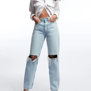 Gina jeans 90’s High waisted - Säljer nu de populära och helt slutsålda Gina tricot 90’s High Waisted jeansen. Endast provade, säljer pågrund av att jag köpte flera olika storlekar.😀 