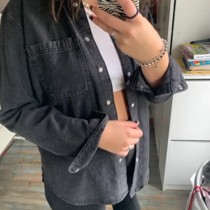 Skjorta  - Super snygg skjorta som man kan styla lite hur man vill! Säljer för 80kr