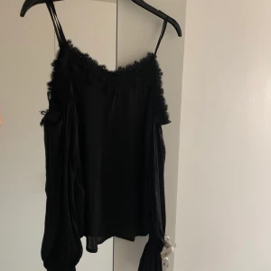 Svart snygg blus  - En jättefin svart blus från Ginatricot med spets detaljer, frakt tillkommer 🖤