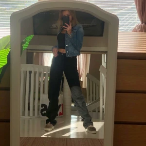 H&M jacka (32)  - Skit fin jeansjacka från H&M. Använts endast några få ggr. Som ny. Skriv för mer bilder!💕💕 